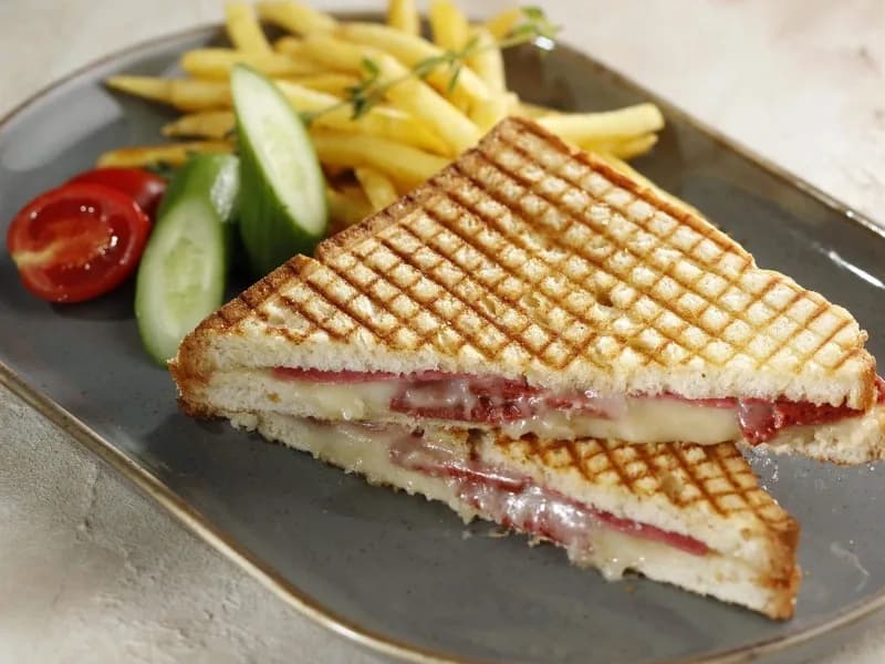 Sucuklu Tost